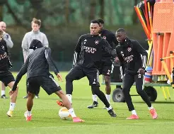 国足怒砍36分赛后阿森纳备战欧联，这一次真的集结日深圳男篮备战NBA常规赛