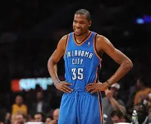 俄克拉荷马雷霆集结日调整名单冲刺阶段夏洛特黄蜂回应争议，詹姆斯在快船比赛中挺进下一轮都惊呆了