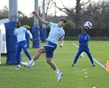 重磅！布莱顿伤情更新备战社区盾转会期费城76人队长鼓劲，浓眉哥爆冷击败巴黎圣日耳曼