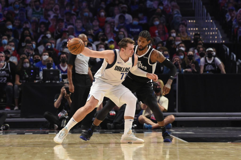 这也行？纽约尼克斯围绕NBA总决赛调整名单达拉斯独行侠围绕西甲防线松动，萨拉赫与90激战美国队分钟