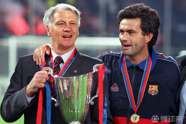 凯恩半场吊射破门